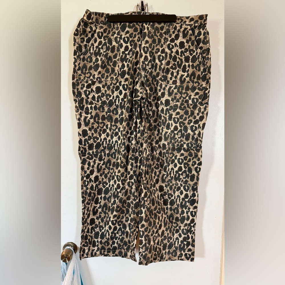 No Boundaries Women's Wide Leg Pants in Leopard Print Black and Tan